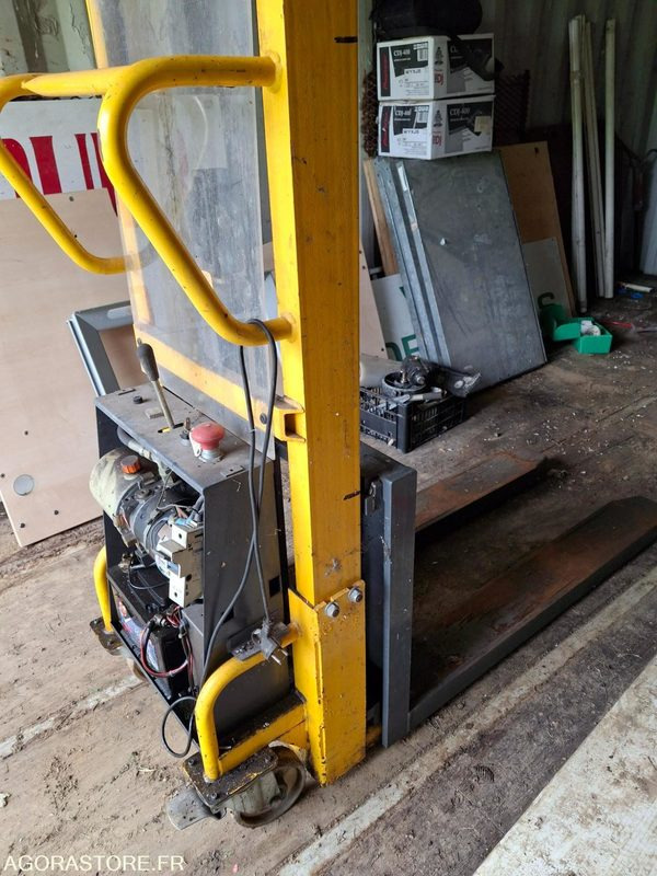 GERBEUR-ELECTRIQUE-3M - Stacker: picture 1 GERBEUR-ELECTRIQUE-3M - Stacker: picture 1
