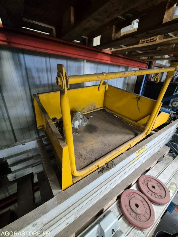 MONTE MATERIEUX ELECTRIQUE 8 METRES - Tool/ Equipment: picture 1 MONTE MATERIEUX ELECTRIQUE 8 METRES - Tool/ Equipment: picture 1