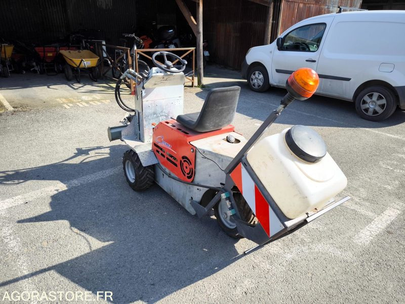 Mini balayeuse Cochet GEKO 351 heures 2018 - Industrial sweeper: picture 1 Mini balayeuse Cochet GEKO 351 heures 2018 - Industrial sweeper: picture 1