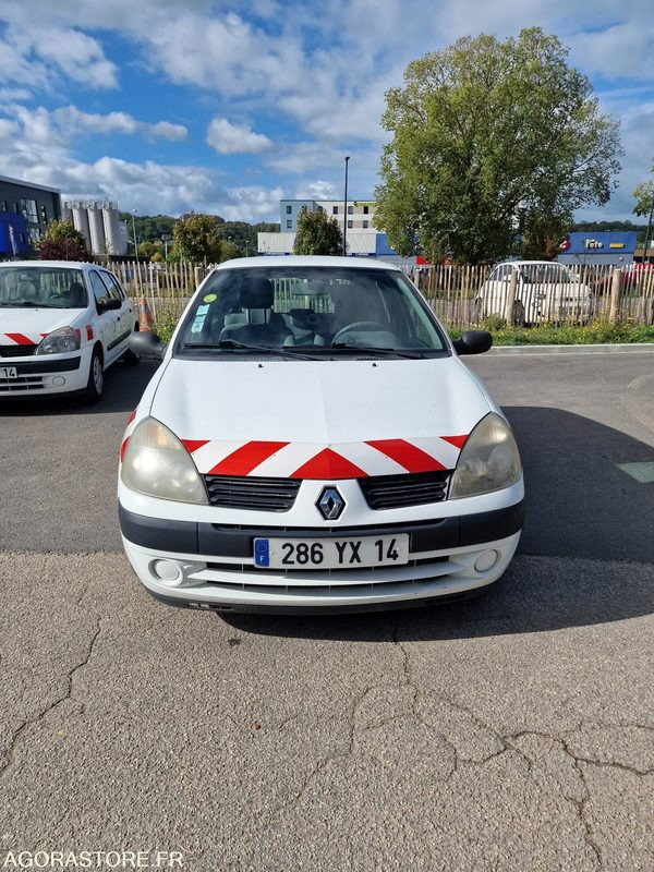 RENAULT CLIO 2 - LOT N°2 - Car: picture 2 RENAULT CLIO 2 - LOT N°2 - Car: picture 2