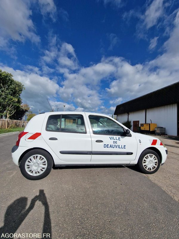 RENAULT CLIO 2 - LOT N°2 - Car: picture 5 RENAULT CLIO 2 - LOT N°2 - Car: picture 5