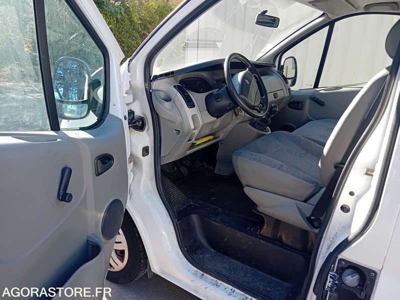 RENAULT TRAFIC VP DCI 100 TPMR - 134000km - 2006 - Panel van: picture 5 RENAULT TRAFIC VP DCI 100 TPMR - 134000km - 2006 - Panel van: picture 5