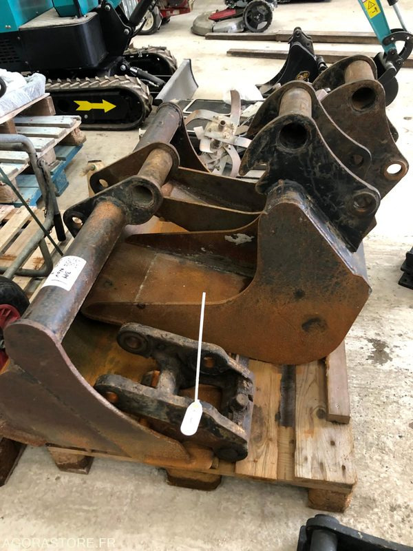 Coupleur et 3 Godets pour pelle 3 - 4.5 T - Spare parts for Construction machinery: picture 3 Coupleur et 3 Godets pour pelle 3 - 4.5 T - Spare parts for Construction machinery: picture 3
