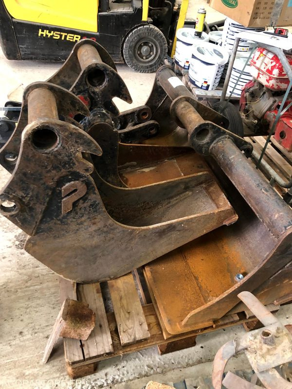 Coupleur et 3 Godets pour pelle 3 - 4.5 T - Spare parts for Construction machinery: picture 2 Coupleur et 3 Godets pour pelle 3 - 4.5 T - Spare parts for Construction machinery: picture 2