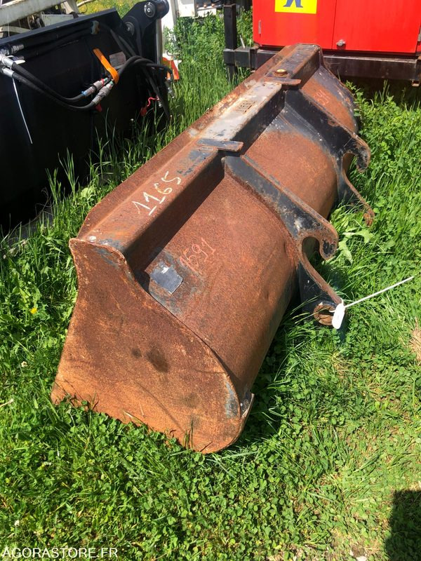 Godet de chargeuse 1600mm - Spare parts for Construction machinery: picture 2 Godet de chargeuse 1600mm - Spare parts for Construction machinery: picture 2