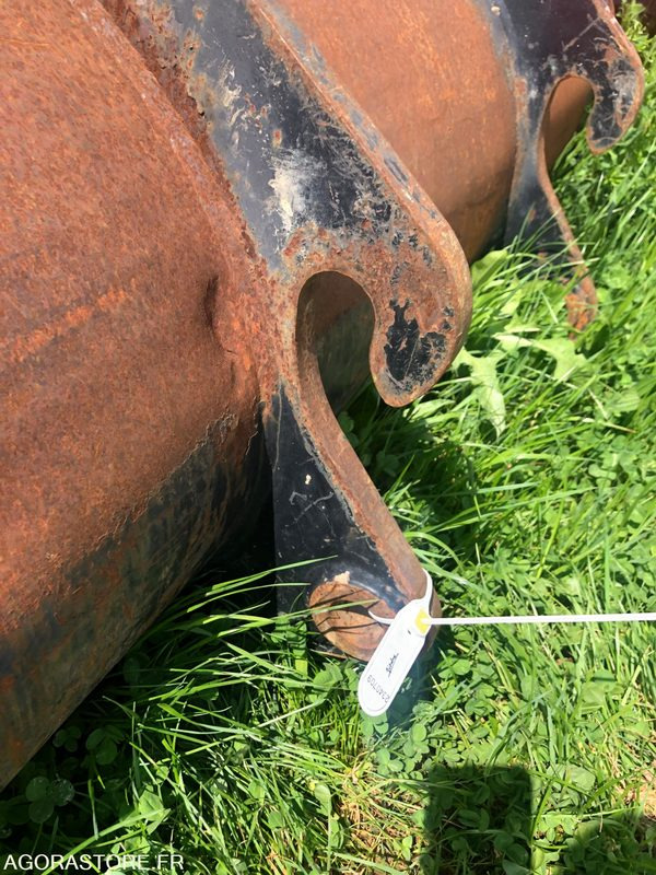 Godet de chargeuse 1600mm - Spare parts for Construction machinery: picture 4 Godet de chargeuse 1600mm - Spare parts for Construction machinery: picture 4