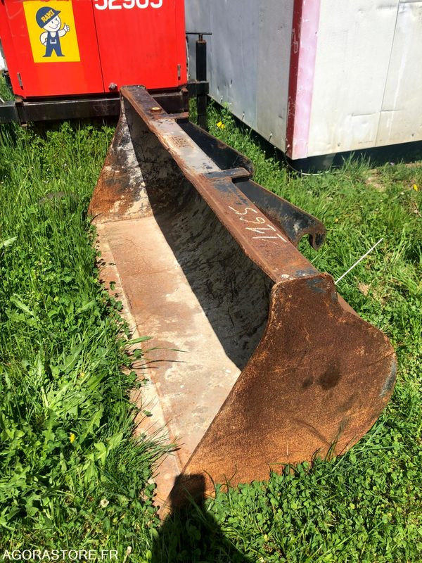 Godet de chargeuse 1600mm - Spare parts for Construction machinery: picture 3 Godet de chargeuse 1600mm - Spare parts for Construction machinery: picture 3