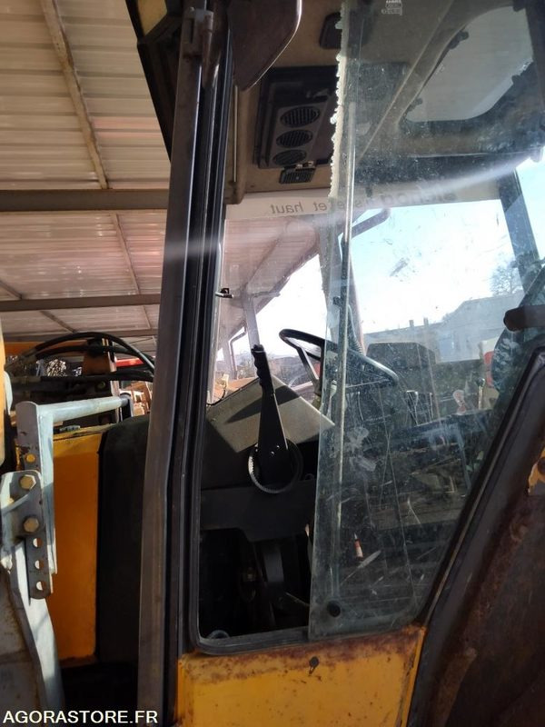 TRACTEUR CHARGEUR RENAULT 754 - 70 CV - Farm tractor: picture 3 TRACTEUR CHARGEUR RENAULT 754 - 70 CV - Farm tractor: picture 3