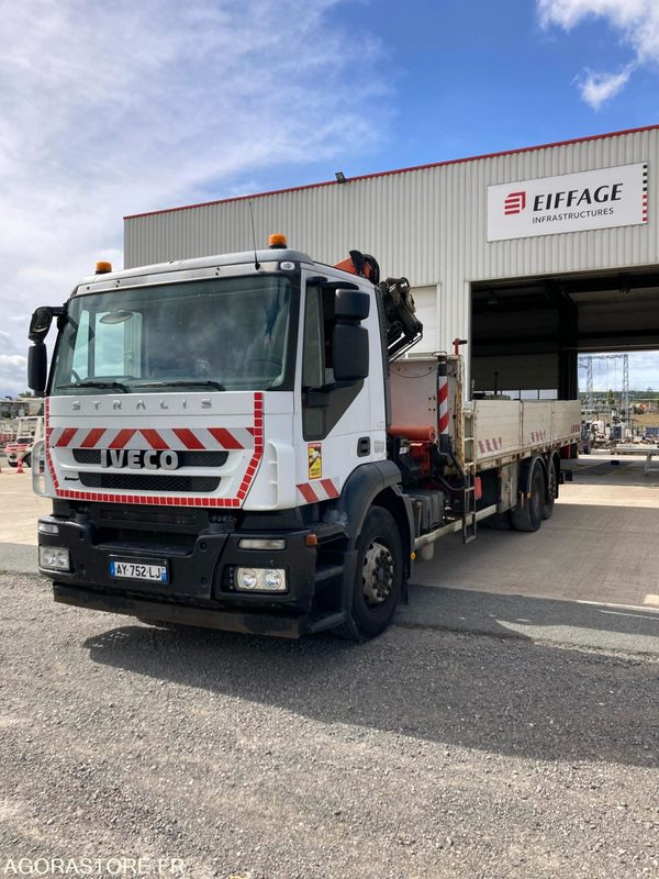 CAMION PLATEAU 6x2 IVECO STRALIS 260S31 + GRUE PK15500 - Année 2008 - 483 000 km - Truck: picture 1 CAMION PLATEAU 6x2 IVECO STRALIS 260S31 + GRUE PK15500 - Année 2008 - 483 000 km - Truck: picture 1
