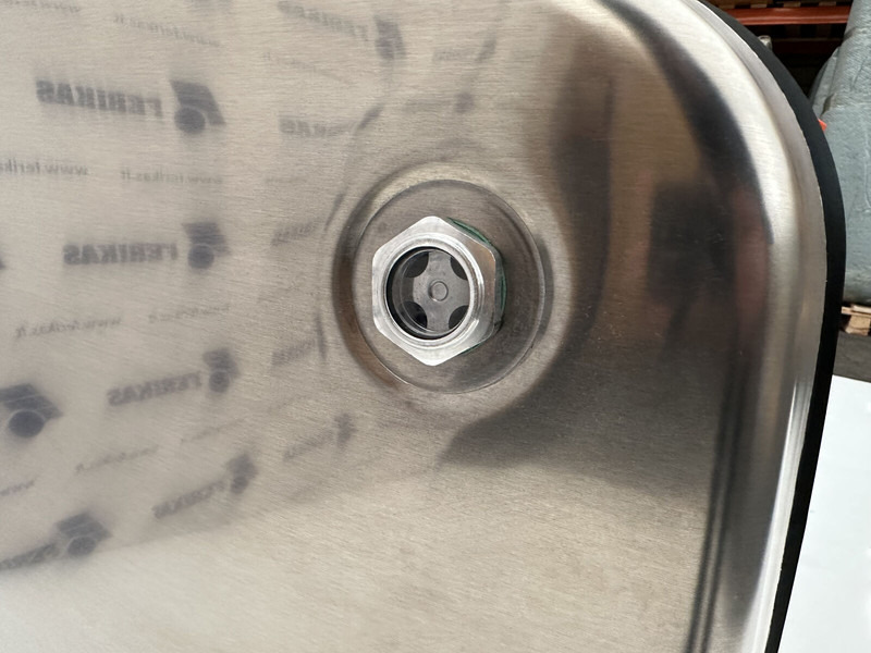 Mercedes-Benz - Fuel tank for Truck: picture 5 Mercedes-Benz - Fuel tank for Truck: picture 5