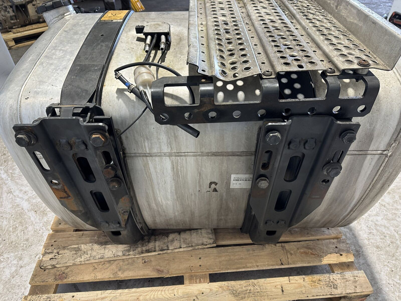 Mercedes-Benz with brackets and step - Fuel tank for Truck: picture 4 Mercedes-Benz with brackets and step - Fuel tank for Truck: picture 4