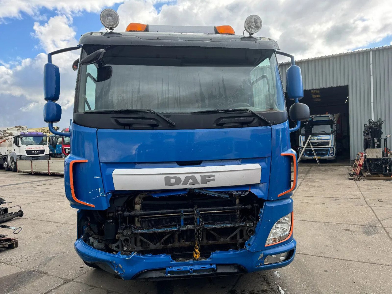 DAF CF 460 8X2 ONLY VISUAL DAMAGED // ENGINE IS RUNN - Hook lift truck: picture 2 DAF CF 460 8X2 ONLY VISUAL DAMAGED // ENGINE IS RUNN - Hook lift truck: picture 2