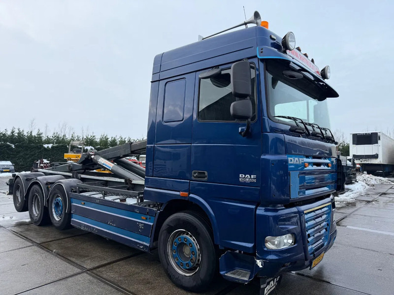 DAF XF 105.460 8X2 EURO 5 VDL HOOKLIFT MANUAL GEAR SLEEPING - Hook lift truck: picture 2 DAF XF 105.460 8X2 EURO 5 VDL HOOKLIFT MANUAL GEAR SLEEPING - Hook lift truck: picture 2