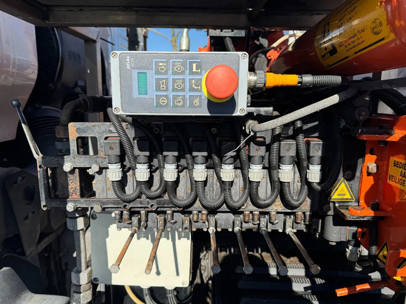 Volvo FM 330 6X2 - EURO 5 + ATLAS 126.3E A2 + REMOTE + LIFT/STEERING AXLE leasing Volvo FM 330 6X2 - EURO 5 + ATLAS 126.3E A2 + REMOTE + LIFT/STEERING AXLE: picture 17 Volvo FM 330 6X2 - EURO 5 + ATLAS 126.3E A2 + REMOTE + LIFT/STEERING AXLE leasing Volvo FM 330 6X2 - EURO 5 + ATLAS 126.3E A2 + REMOTE + LIFT/STEERING AXLE: picture 17