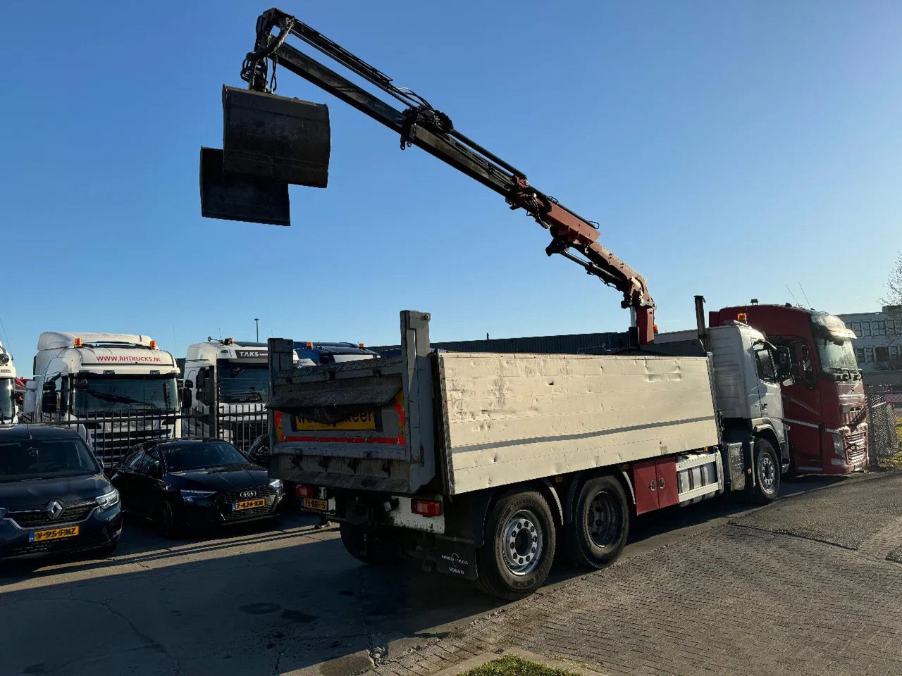 Volvo FM 330 6X2 - EURO 5 + ATLAS 126.3E A2 + REMOTE + - Tipper, Crane truck: picture 5 Volvo FM 330 6X2 - EURO 5 + ATLAS 126.3E A2 + REMOTE + - Tipper, Crane truck: picture 5