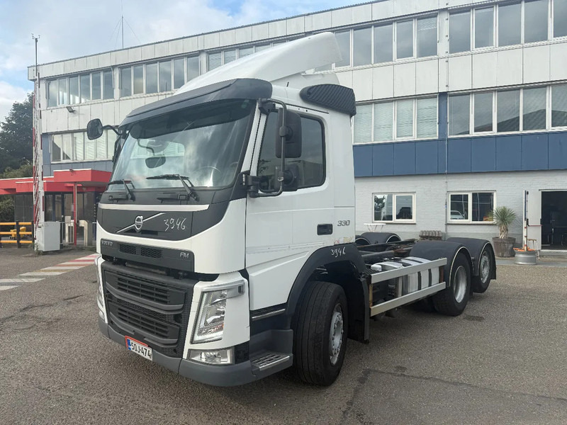 Volvo FM 330 FM 330 6X2 GESTUURD MET KM 235315 - Cab chassis truck: picture 1 Volvo FM 330 FM 330 6X2 GESTUURD MET KM 235315 - Cab chassis truck: picture 1