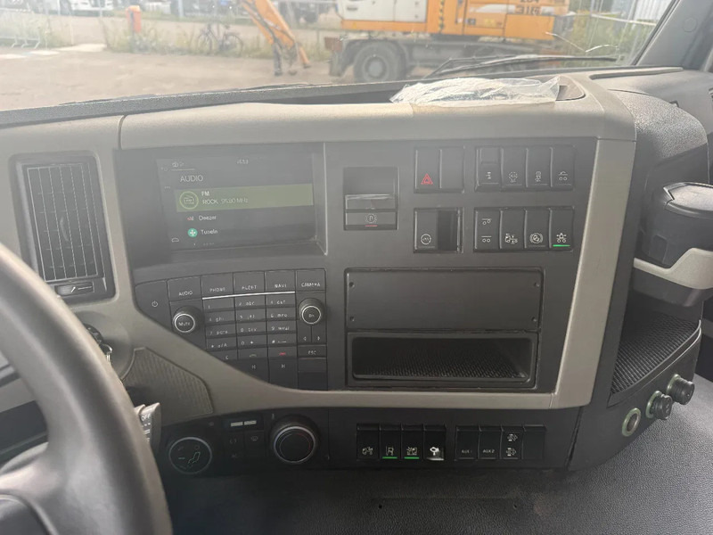 Volvo FM 330 FM 330 6X2 GESTUURD MET KM 235315 - Cab chassis truck: picture 5 Volvo FM 330 FM 330 6X2 GESTUURD MET KM 235315 - Cab chassis truck: picture 5