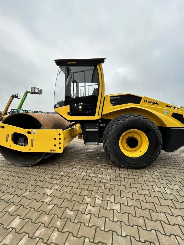 Bomag BW 211 D-5 - Compactor: picture 4 Bomag BW 211 D-5 - Compactor: picture 4