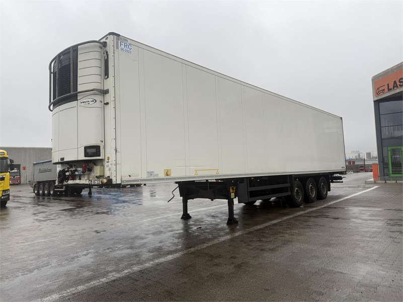 Schmitz Cargobull 33 pl. Dobbelt compartment - Refrigerator semi-trailer: picture 1 Schmitz Cargobull 33 pl. Dobbelt compartment - Refrigerator semi-trailer: picture 1