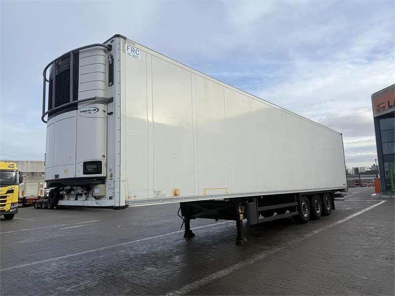 Schmitz Cargobull 33 pl. Dobbelt compartment - Refrigerator semi-trailer: picture 1 Schmitz Cargobull 33 pl. Dobbelt compartment - Refrigerator semi-trailer: picture 1