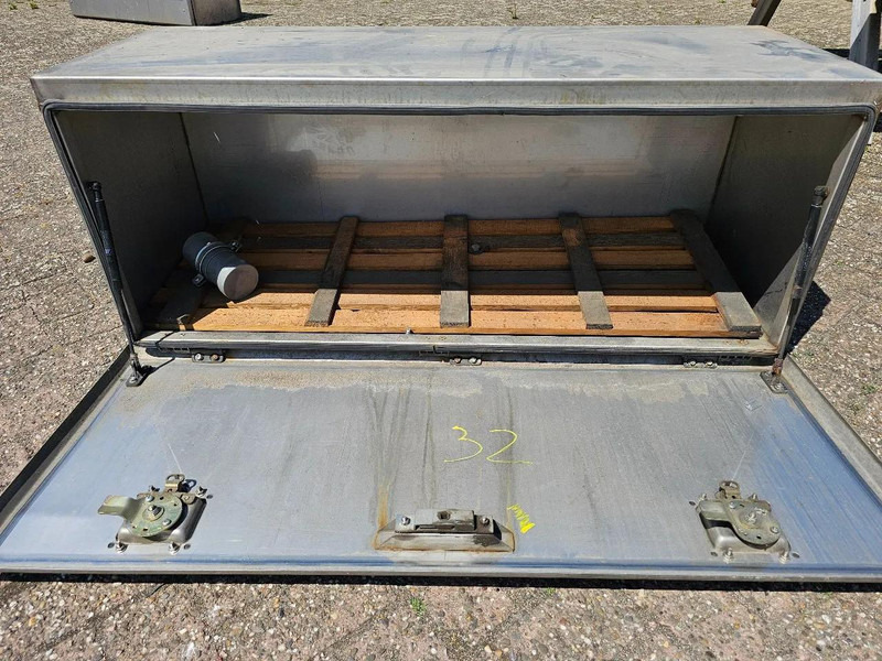 MAN RVS opslag bak - Spare parts: picture 2 MAN RVS opslag bak - Spare parts: picture 2