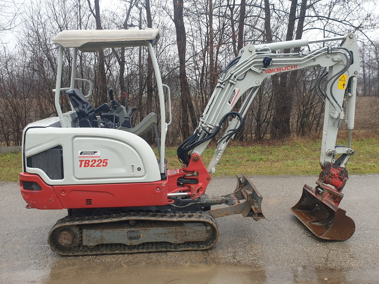 TAKEUCHI TB 225 - Mini excavator: picture 2 TAKEUCHI TB 225 - Mini excavator: picture 2