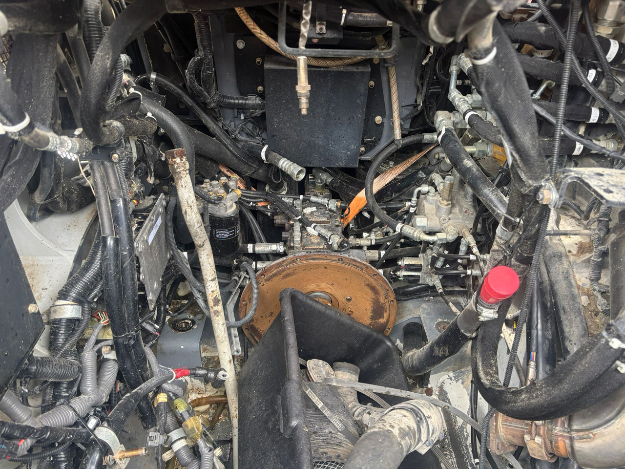 Skid steer loader Takeuchi TL 12 V-2 - Engine defektive: picture 8 Skid steer loader Takeuchi TL 12 V-2 - Engine defektive: picture 8