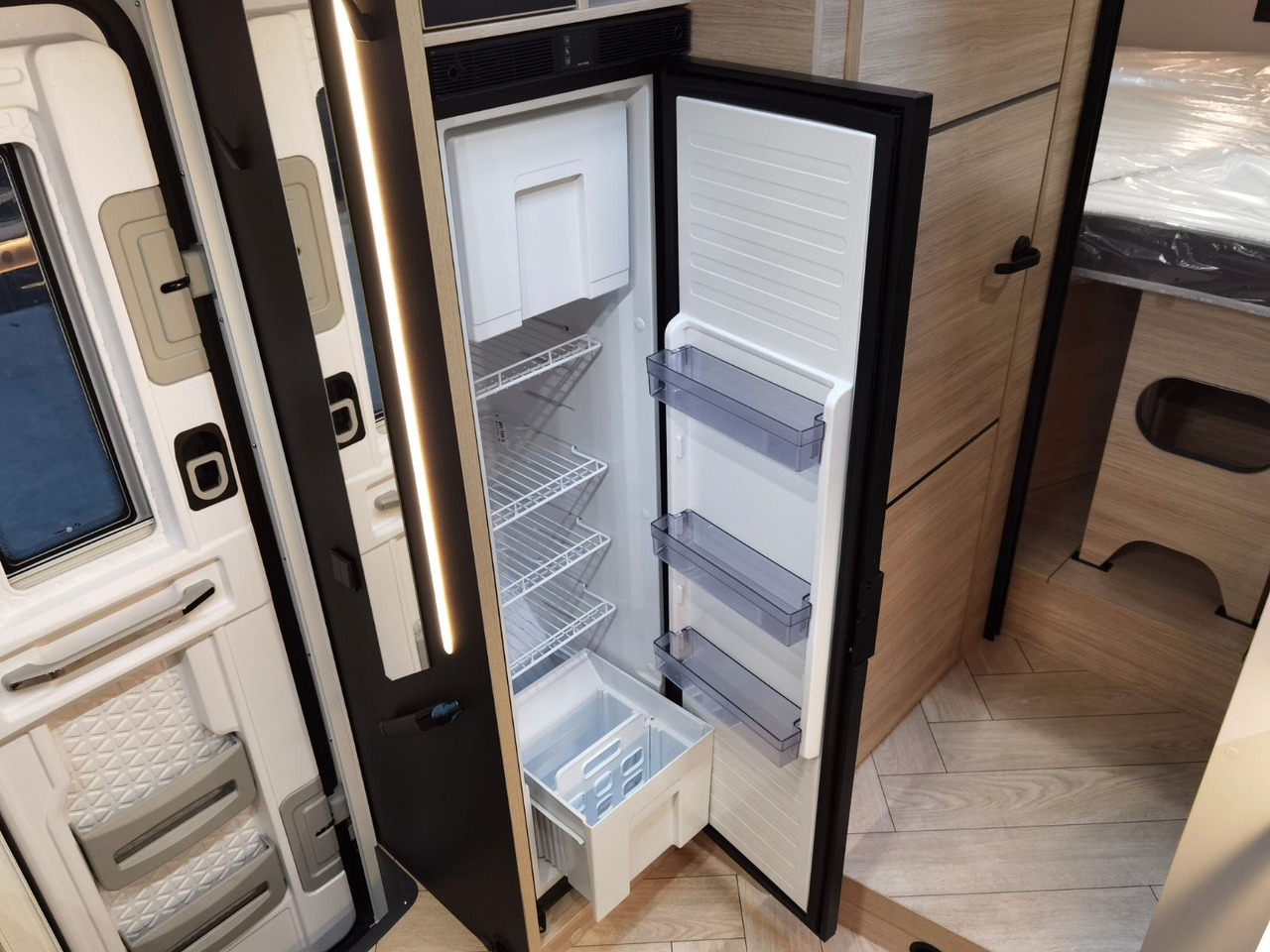 Semi-integrated motorhome Chausson 797 TITANIUM / - 2026 - / 4.1T. / EINZELBETTEN: picture 17