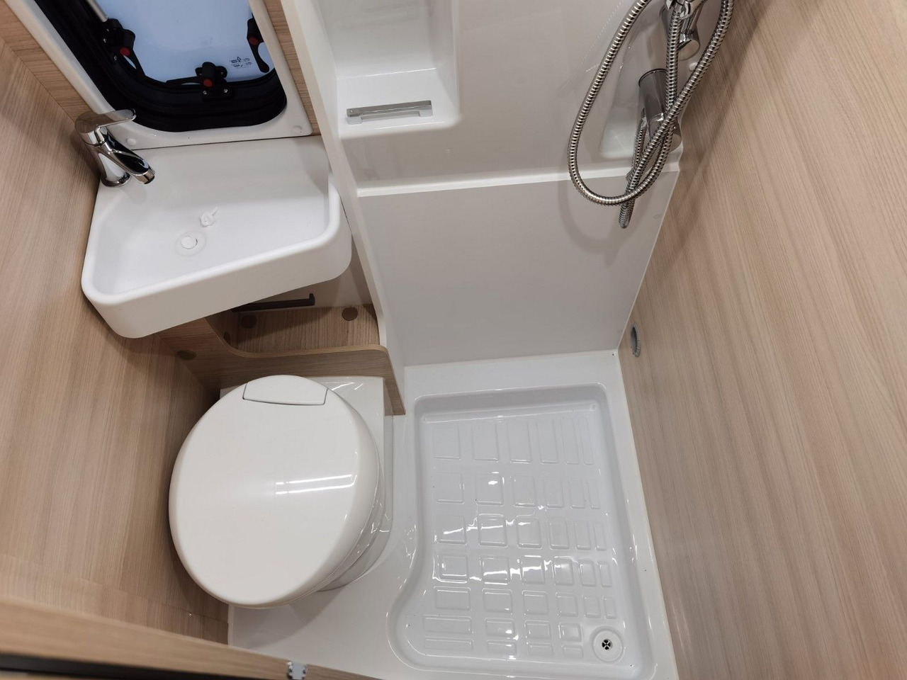 Camper van Chausson V697 FIRST LINE / ZUBEHÖR-PAKET / EINZELBETTEN: picture 18 Camper van Chausson V697 FIRST LINE / ZUBEHÖR-PAKET / EINZELBETTEN: picture 18