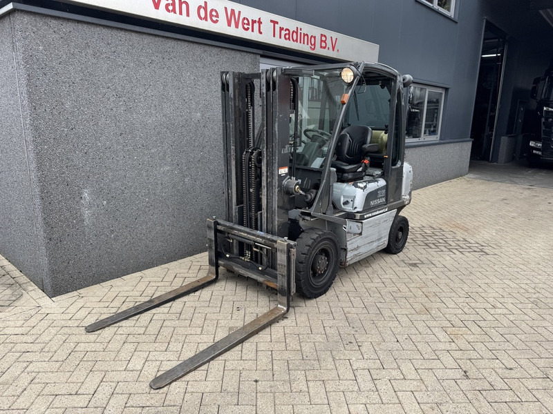 Nissan UD02A25PQ Triplo 430 Freelift/Sideshift LPG 2006 - LPG forklift: picture 3 Nissan UD02A25PQ Triplo 430 Freelift/Sideshift LPG 2006 - LPG forklift: picture 3
