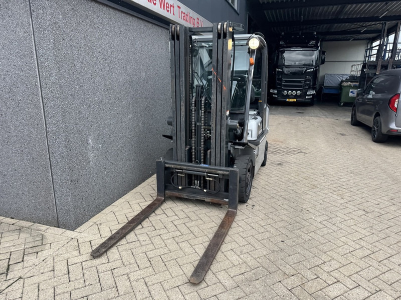 Nissan UD02A25PQ Triplo 475 Freelift/Sideshift LPG 2005 - LPG forklift: picture 4 Nissan UD02A25PQ Triplo 475 Freelift/Sideshift LPG 2005 - LPG forklift: picture 4