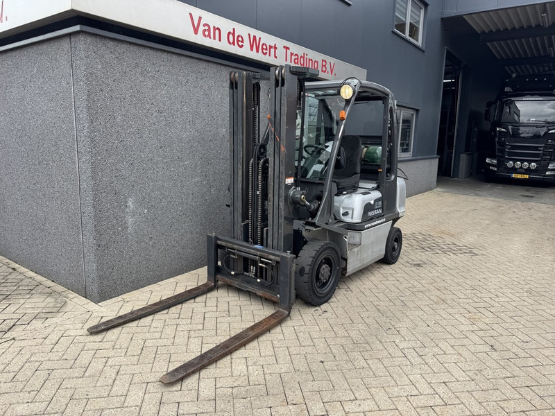 Nissan UD02A25PQ Triplo 475 Freelift/Sideshift LPG 2005 - LPG forklift: picture 3 Nissan UD02A25PQ Triplo 475 Freelift/Sideshift LPG 2005 - LPG forklift: picture 3