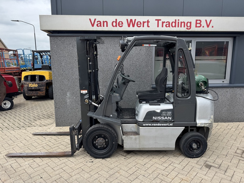 Nissan UD02A25PQ Triplo 475 Freelift/Sideshift LPG 2005 - LPG forklift: picture 1 Nissan UD02A25PQ Triplo 475 Freelift/Sideshift LPG 2005 - LPG forklift: picture 1