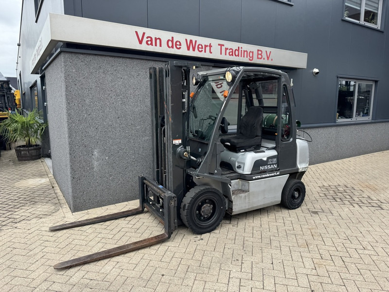 Nissan UD02A25PQ Triplo 475 Freelift/Sideshift LPG 2005 - LPG forklift: picture 2 Nissan UD02A25PQ Triplo 475 Freelift/Sideshift LPG 2005 - LPG forklift: picture 2