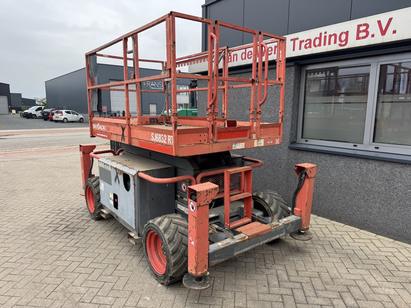 Skyjack SJ 6832RT Schaarhoogwerker / Scissor / Arbeitsbuhne 2015 4X4 Kubota Diesel 12M Werkhoogte - Scissor lift: picture 4 Skyjack SJ 6832RT Schaarhoogwerker / Scissor / Arbeitsbuhne 2015 4X4 Kubota Diesel 12M Werkhoogte - Scissor lift: picture 4