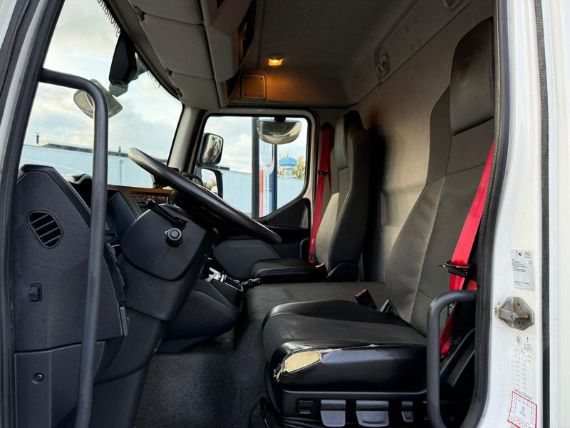 Renault D210.14 Frigobox Multitemp + Taillift THERMO KING T800R leasing Renault D210.14 Frigobox Multitemp + Taillift THERMO KING T800R: picture 18 Renault D210.14 Frigobox Multitemp + Taillift THERMO KING T800R leasing Renault D210.14 Frigobox Multitemp + Taillift THERMO KING T800R: picture 18