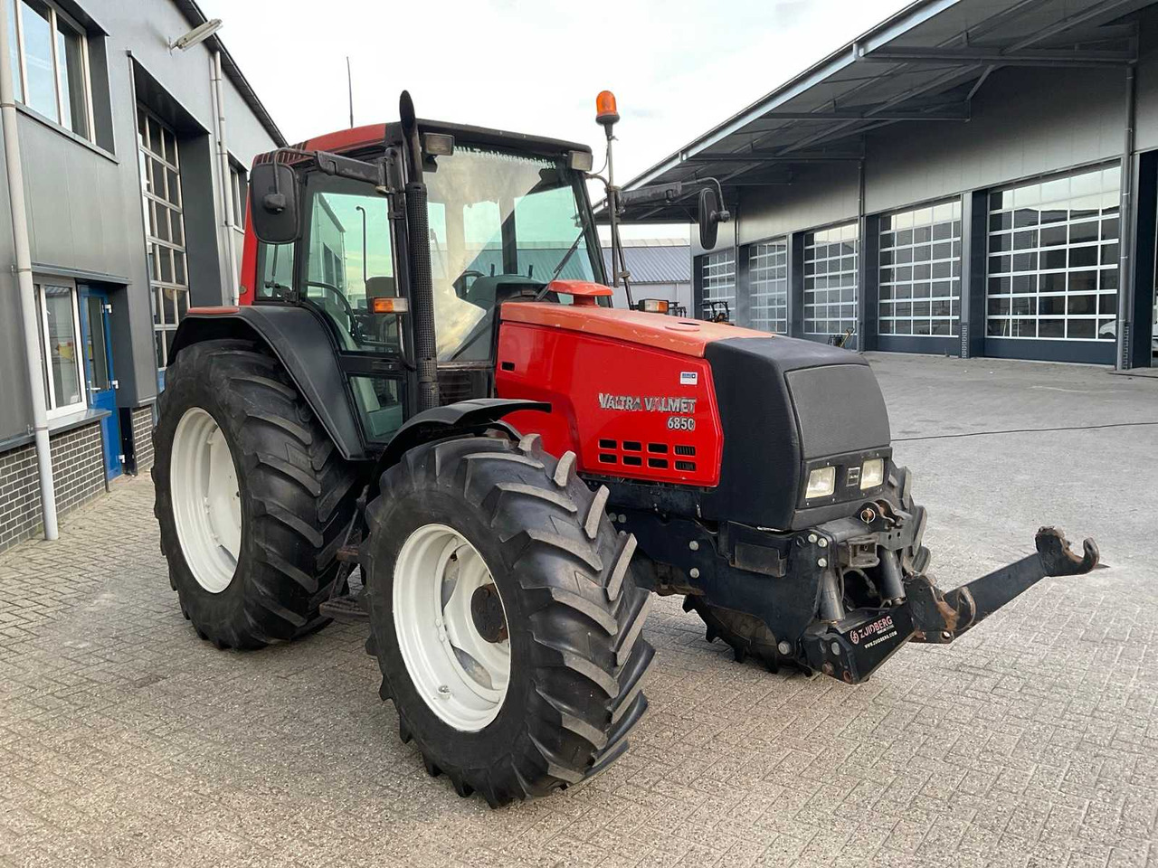 2005 VALTRA 6850 HITECH ALL-WHEEL DRIVE FARM TRACTOR - Farm tractor: picture 4 2005 VALTRA 6850 HITECH ALL-WHEEL DRIVE FARM TRACTOR - Farm tractor: picture 4