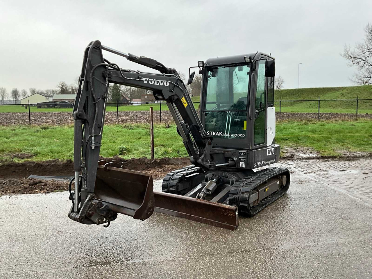 2017 VOLVO EC27D MINI EXCAVATOR - Mini excavator: picture 1 2017 VOLVO EC27D MINI EXCAVATOR - Mini excavator: picture 1