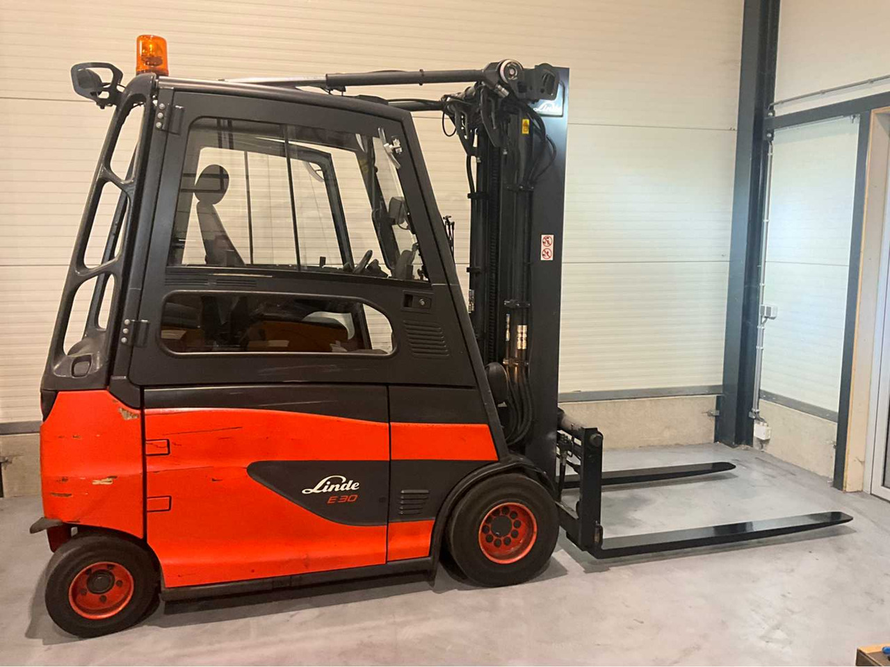 2019 LINDE E30HL-01/600 3000KG SPOON ADJUSTER BATTERY 2023 FORKLIFT - Forklift: picture 5 2019 LINDE E30HL-01/600 3000KG SPOON ADJUSTER BATTERY 2023 FORKLIFT - Forklift: picture 5