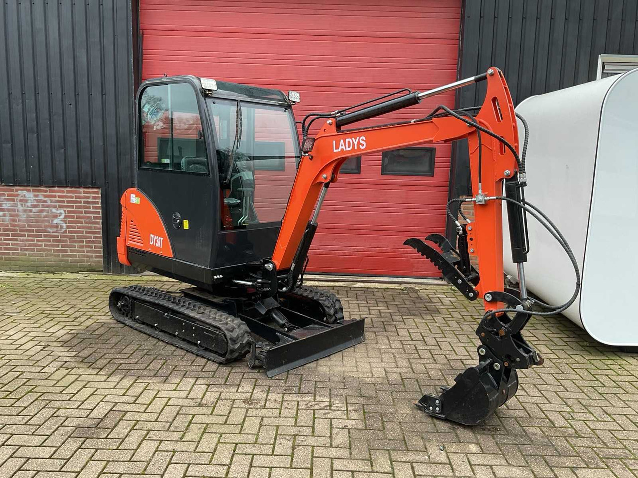 2025 - LADYS DY30T KUBOTA ENGINE - DY30T - Backhoe loader: picture 1 2025 - LADYS DY30T KUBOTA ENGINE - DY30T - Backhoe loader: picture 1