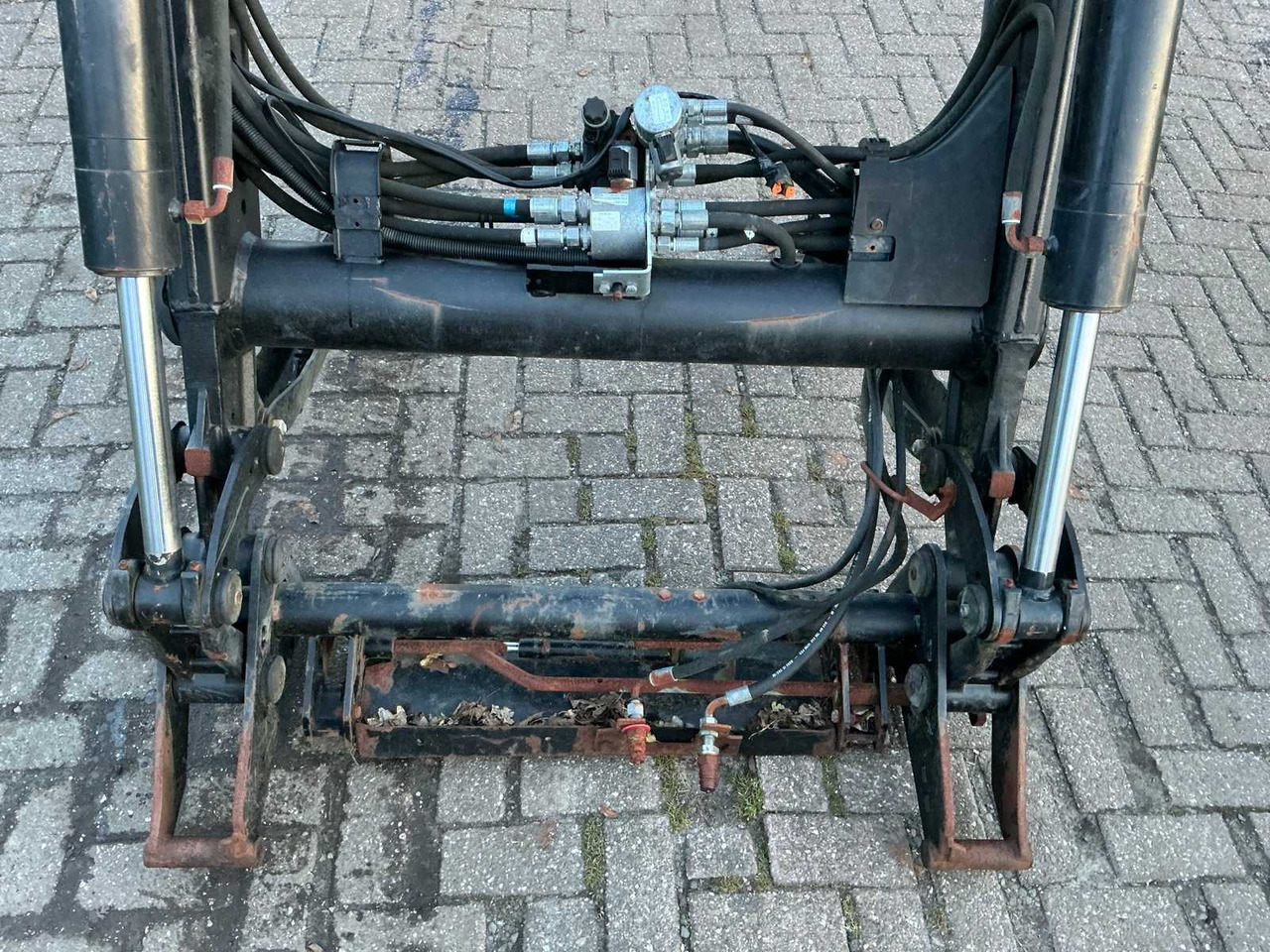 Alo quike Q4m - Front loader for tractor: picture 4 Alo quike Q4m - Front loader for tractor: picture 4