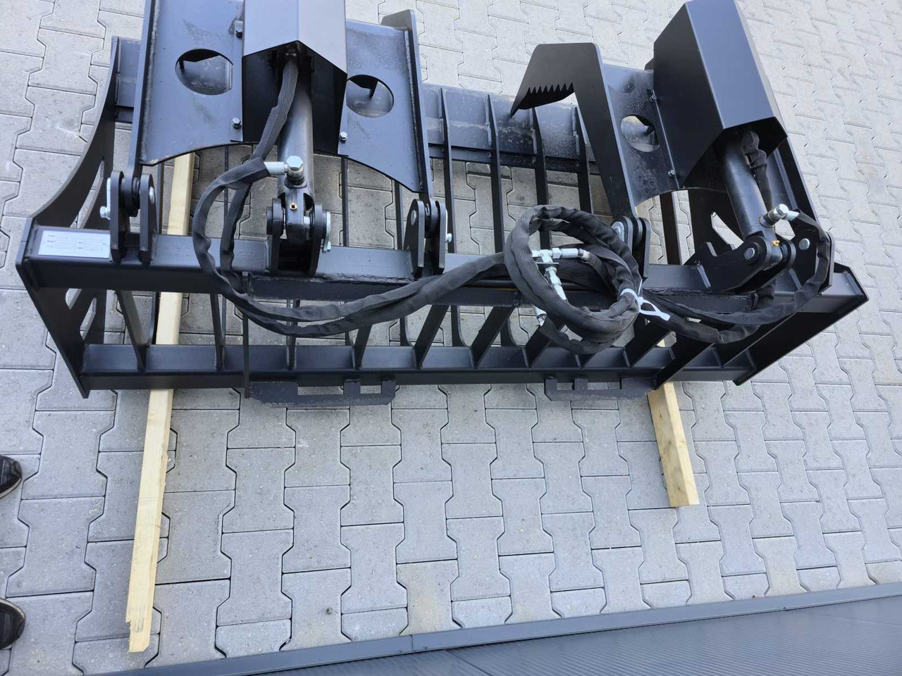 Rhino-cross 72 inch rock Grapple Bucket - Attachment for Construction machinery: picture 4 Rhino-cross 72 inch rock Grapple Bucket - Attachment for Construction machinery: picture 4