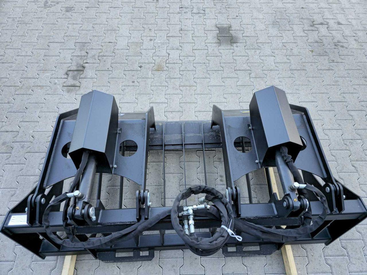 Rhino-cross 72 inch rock Grapple Bucket - Attachment for Construction machinery: picture 3 Rhino-cross 72 inch rock Grapple Bucket - Attachment for Construction machinery: picture 3