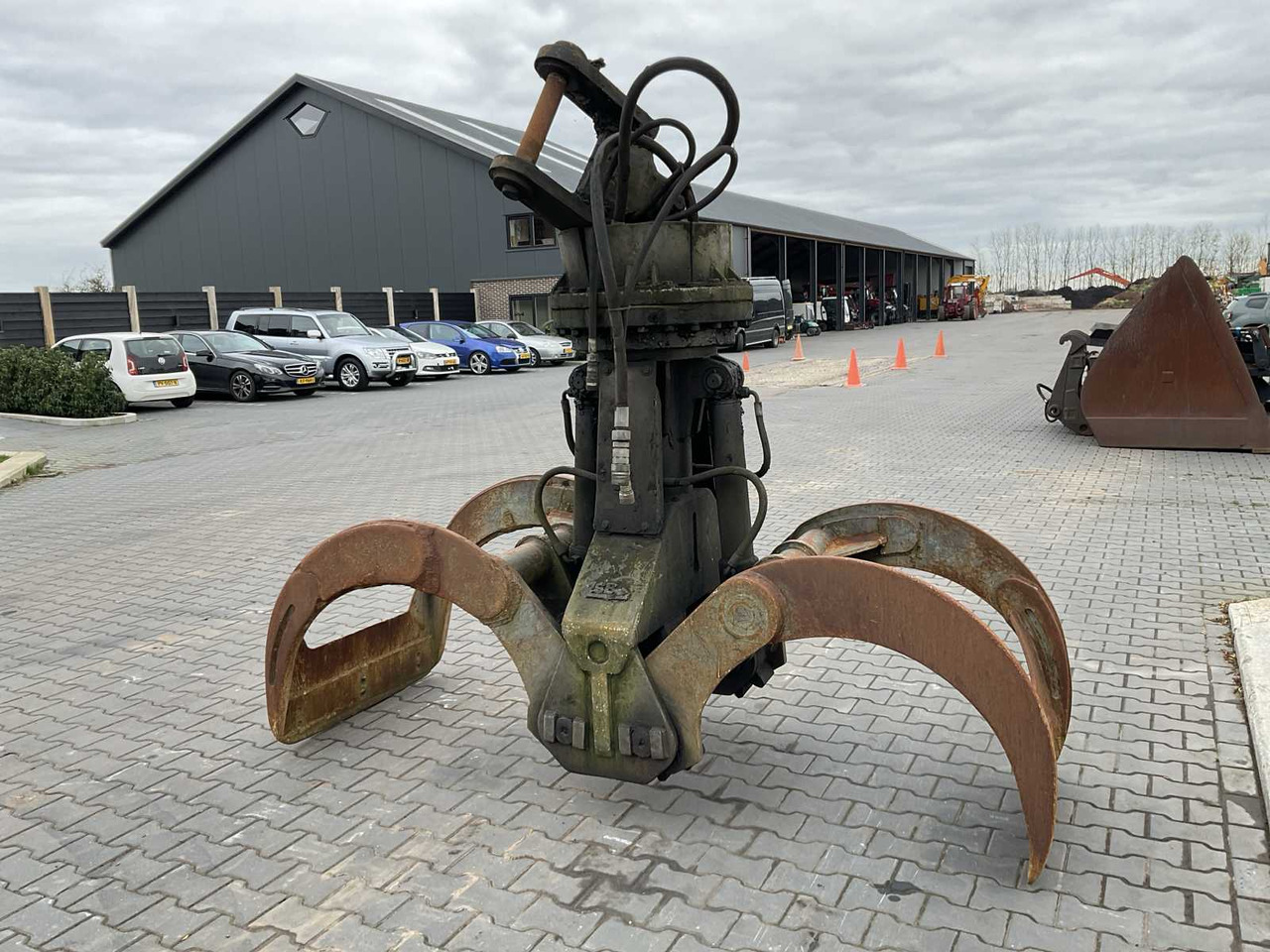 Rotating gripper - Attachment for Construction machinery: picture 1 Rotating gripper - Attachment for Construction machinery: picture 1