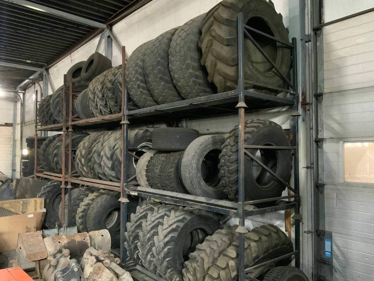 Batch of tyres (approx. 45 pieces) - Wheels and tires for Farm tractor: picture 1 Batch of tyres (approx. 45 pieces) - Wheels and tires for Farm tractor: picture 1