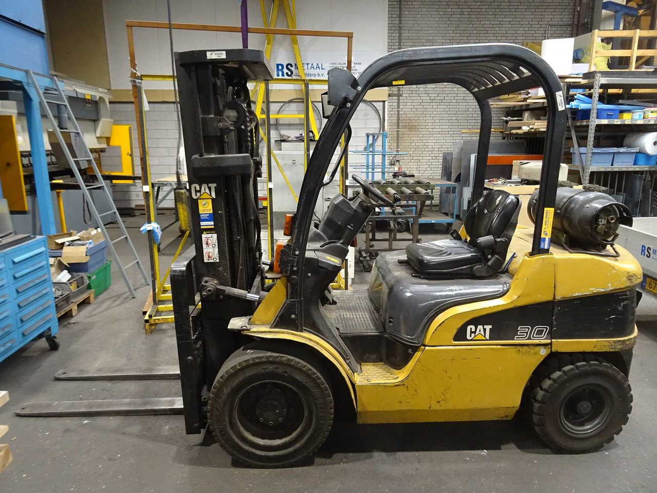 CATERPILLAR - 2005 - GP30N - FORKLIFT - Forklift: picture 1 CATERPILLAR - 2005 - GP30N - FORKLIFT - Forklift: picture 1