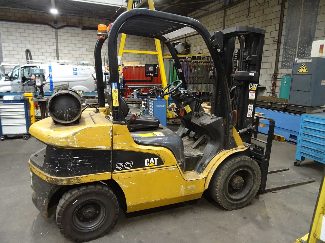 CATERPILLAR - 2005 - GP30N - FORKLIFT - Forklift: picture 5 CATERPILLAR - 2005 - GP30N - FORKLIFT - Forklift: picture 5