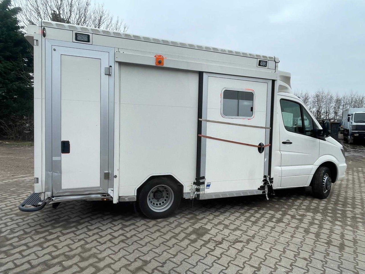 MERCEDES - SPRINTER 519 AMBULACE CAMPER - COMMERCIAL VEHICLE - Commercial vehicle: picture 4 MERCEDES - SPRINTER 519 AMBULACE CAMPER - COMMERCIAL VEHICLE - Commercial vehicle: picture 4