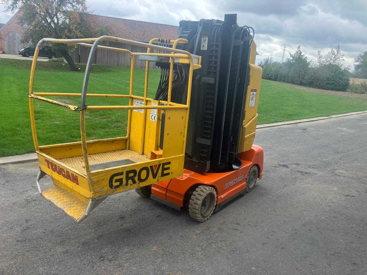 GROVE TOUCAN 1100 C AERIAL PLATFORM 2001 - Aerial platform: picture 1 GROVE TOUCAN 1100 C AERIAL PLATFORM 2001 - Aerial platform: picture 1