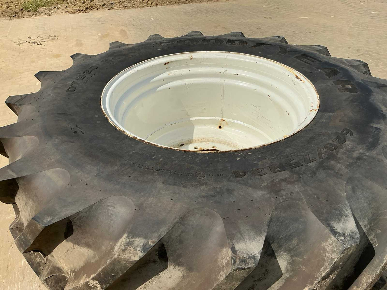 Goodyear DT820 - Wheels and tires for Farm tractor: picture 5 Goodyear DT820 - Wheels and tires for Farm tractor: picture 5